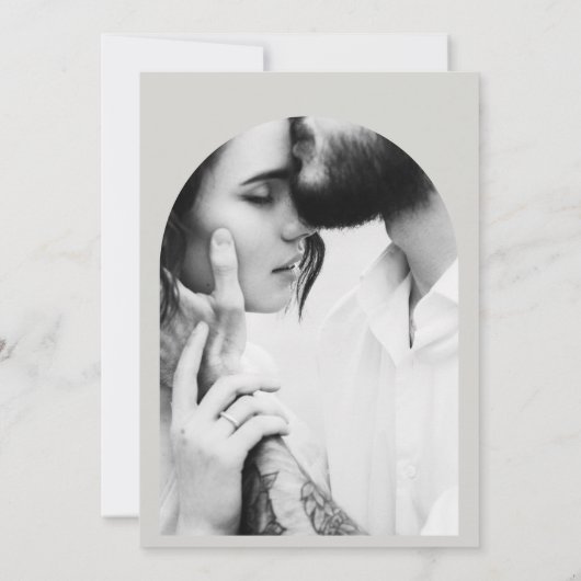 Moderne fotobruiloft met grafische typografie save the date (Achterkant)