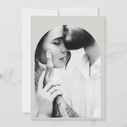 Moderne fotobruiloft met grafische typografie save the date (Achterkant)