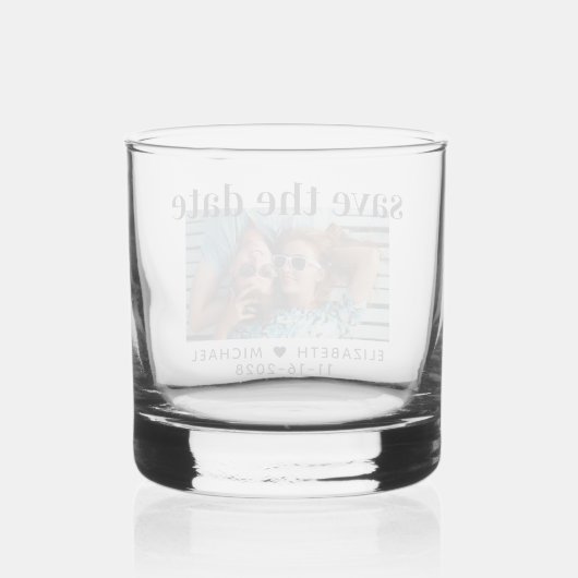 Moderne fotobruiloft sparen de datum whisky glas (Achterkant)