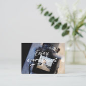 Moderne fotograaf geniet van elk moment visitekaartje (Staand voorkant)