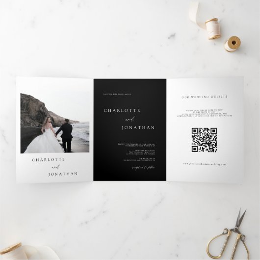 Moderne fotokalligrafie Alles in één zwarte bruilo Drieluik Uitnodiging (Binnen)