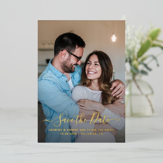 Moderne fotokalligrafie bruiloft Save the Date Folie Uitnodiging (Staand Voorkant)