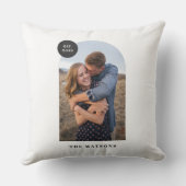 Moderne fotokussen met boogframe op zwart kussen (Achterkant)