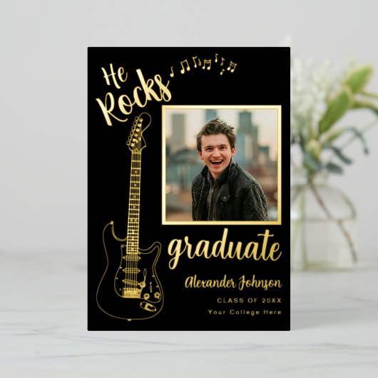 Moderne fotomuziek Graduation Party Zwart en Goud Folie Uitnodiging (Staand Voorkant)