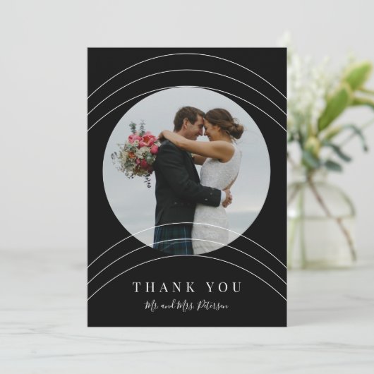 Moderne fotonamen script zwart-wit bruiloft bedankkaart (Staand voorkant)