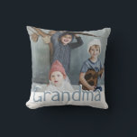 Moderne foto's en offertes | Aangepaste kleur Kussen<br><div class="desc">Oma's zijn gewoon de beste! Laat je grootmoeder weten hoeveel ze voor je betekent met deze moderne kussen, met een speciale foto van je keuze, de tekst GRANDMA in het leuke script, aan de achterkant is het zoete citaat 'Oma's hart is een lappendeken van liefde.' en gepersonaliseerd met jouw naam/s....</div>