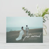 Moderne fotoscript 'Just Married' bruiloft Aankondiging (Staand voorkant)