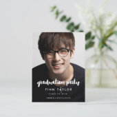 Moderne fotouitnodiging voor afstuderen lettertype briefkaart (Staand voorkant)