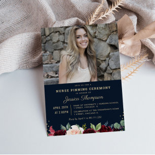 Moderne fotoverpleger die ceremonie houdt kaart