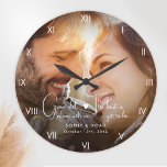 Moderne fotowand grote klok<br><div class="desc">Vier tijdloze liefde met deze Custom Photo Wall Large Clock. Met een van je favoriete foto's, een elegant script en klassieke Romeinse cijfers, is het een moderne en unieke aandenken voor pasgetrouwden of als een geschenk voor het verloving. Als je wilt helpen het te personaliseren om het echt speciaal te...</div>