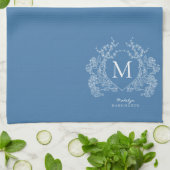 Moderne Franse Blauwe Bloemenkam Monogram Theedoek (Gevouwen)