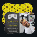 Moderne 'Game Over' Foto Bachelorfeest Uitnodiging<br><div class="desc">Vier het feest in stijl met deze trendy uitnodigingen voor een vrijgezellenfeest. Het ontwerp is gemakkelijk aan te passen met je eigen tekst en je familie en vrienden zullen in de wolken zijn als ze deze prachtige feestuitnodigingen ontvangen.</div>