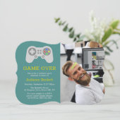 Moderne 'Game Over' Foto Bachelorfeest Uitnodiging (Staand voorkant)