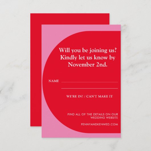 Moderne, gebold geometrisch afspeelbaar rood roze  RSVP kaartje (Voorkant / Achterkant)