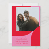 Moderne, gebold geometrisch unieke, roze rode foto save the date (Voorkant)