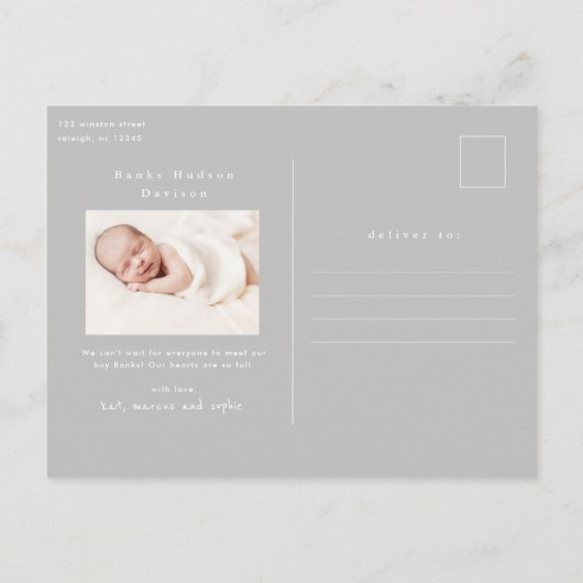 Moderne geboortekaart met babyfoto en naam briefkaart (Achterkant)