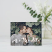 Moderne Geborstelde Script Foto Save The Date Aankondigingskaart (Staand voorkant)