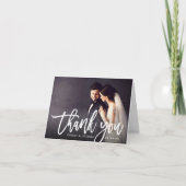 Moderne Geborstelde Script Huwelijksfoto Bedankkaart (Voorkant)