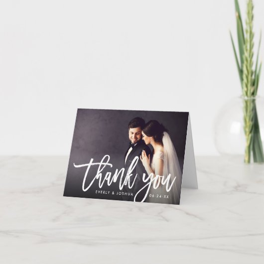 Moderne Geborstelde Script Trouwfoto Bedankkaart (Voorkant)