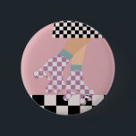 Moderne gecheckte rolschaatscans voor meisjes ronde button 5,7 cm<br><div class="desc">Rollschaatser in cheques op rok, en lila dameskisten op quads, rolschaatsen op de disco vloer van het dambordpatroon. Perfecte abstracte pootdragende schaatsen kunst voor rolluiper babe, vrouw, meisje. Voorzieningen voor rolstoelpatronen op deuropeningen, mokken, verpakkingspapier, enz. Roller schaatsen illustratie ontwerpcadeau voor dochter, kleindochter, derby girl, rolbabe. rolschaatsen, quad roller-schaatsen, retro roller-stijl,...</div>