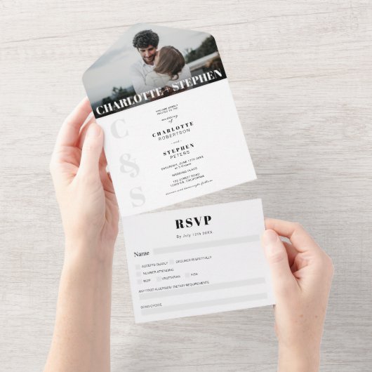 Moderne gedurfde casual initialen fotobruiloft all in one uitnodiging (Afscheurbaar)