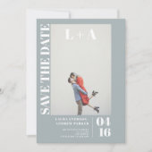 Moderne gedurfde, stoffige blauwe foto van het ini save the date (Voorkant)