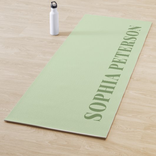 Moderne gedurfde typografie Sage Green Custom Yogamat (In situ)