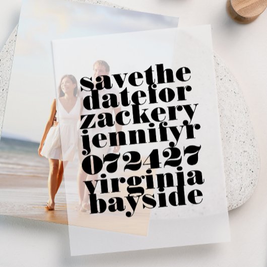 Moderne gedurfde zwarte scripts slaan de datum op vellum uitnodigingen