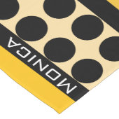 Moderne gele beige & zwarte stippen monogram naam korte tafelloper (Hoek)
