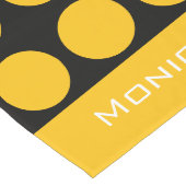 Moderne gele beige & zwarte stippen monogram naam lange tafelloper (Hoek)