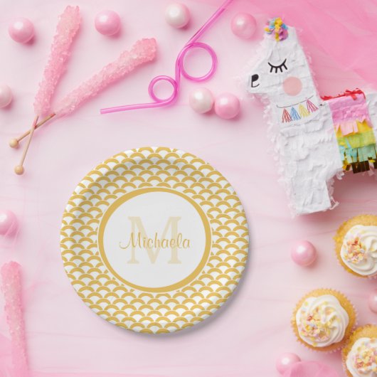 Moderne Gele en Witte Scallops Monogram en Naam Papieren Bordje (Feest)