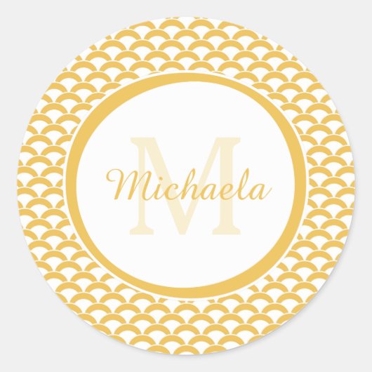 Moderne Gele en Witte Scallops Monogram en Naam Ronde Sticker (Voorkant)