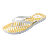 Moderne Gele en Witte Scallops Monogram en Naam Teenslippers (Schuin)