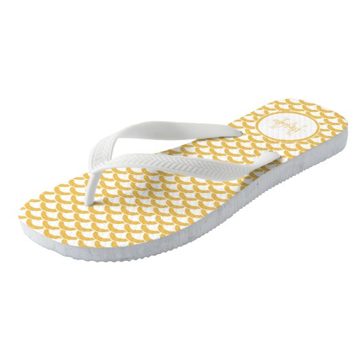 Moderne Gele en Witte Scallops Monogram en Naam Teenslippers (Schuin)