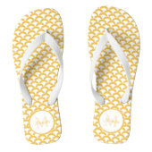 Moderne Gele en Witte Scallops Monogram en Naam Teenslippers (Voetbed)