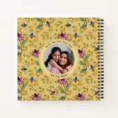 Moderne gele koningin bij & bloemen monogram notitieboek (Achterkant)