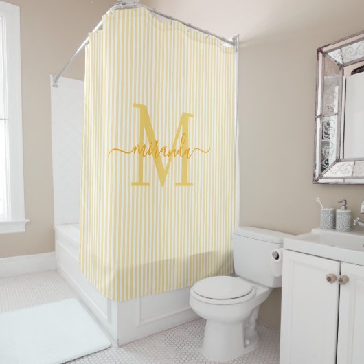 Moderne Gele & Witte Strepen Monogram Naam Douchegordijn (In situ)
