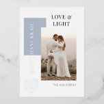 Moderne Gelukkige Chanoeka Liefde Licht Foto Folie Feestdagenkaart<br><div class="desc">Voeg je favoriete foto toe aan deze Happy Chanoeka kaart. Alle tekstvelden kunnen worden bewerkt. Een modern design met een gewaagde groet. Personaliseer met uw familienaam en pas het persoonlijke bericht op het omgekeerde aan. Een modern ontwerp dat uw vrienden en familie met liefde.</div>