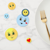 Moderne, gelukkige gezichten in lichtblauw en geel confetti (Groep)