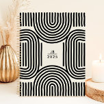 Moderne geometrische booglijnen 2025 monogram planner<br><div class="desc">Omarm de organisatie met deze moderne en artistieke planner met een uniek geometrisch ontwerp met bogen en lijnen in contrasterende zwarte en crème tinten. Personaliseer het met je monogram voor een verfijnde touch. Deze planner is perfect voor het bijhouden van afspraken, to-do's en al uw belangrijke data gedurende 2025. Met...</div>