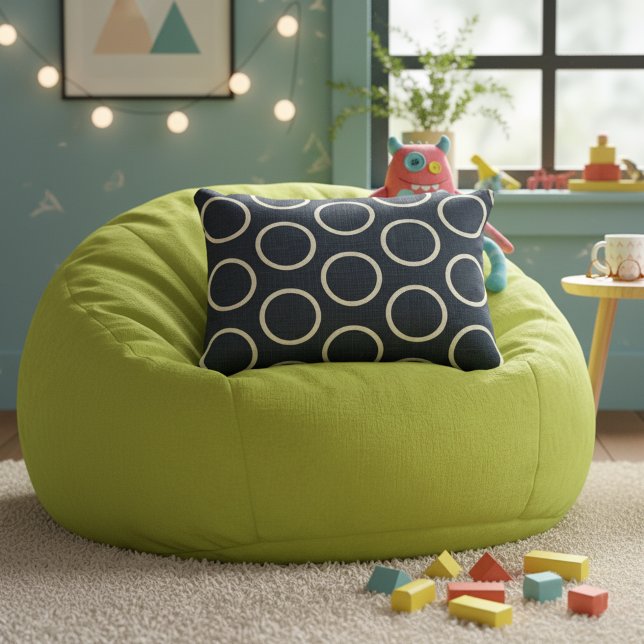 Moderne geometrische kussen met marineblauw accent (Modern geometric pattern pillow.)