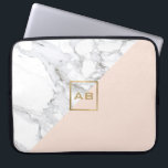 Moderne geometrische marmer/roze monogram Logo Laptop Sleeve<br><div class="desc">Een faux gold box met uw initialen wordt een minimalistische,  moderne logo op deze persoonlijke laptophoes. Het contrasterende witte marmer en zacht roze kleurenblokontwerp zorgt voor een stijlvolle esthetiek. Kunst en design © 1201AM Design Studio | www.1201am.com</div>