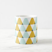 Moderne Geometrische Mint Yellow Triangles Patroon Koffiemok (Center)