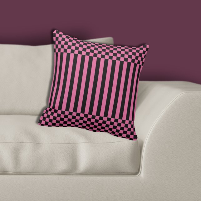 Moderne geometrische roze & zwarte stripes & chequ kussen (Modern Geometric Pink & Black Stripes & Checker Throw Pillow Living Room)