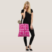 Moderne geometrische vierkantjes, Fuchsia en Light Tote Bag (Op model)