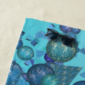 Moderne geometrische vormen met monogram in blauw strandlaken (In situ)