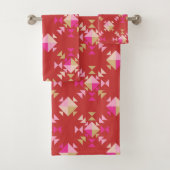 Moderne geometrische vormen patroon in helder rood bad handdoek (Insitu)