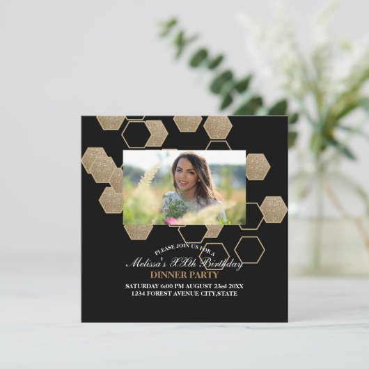 moderne geometrische zeshoek zwart en goud feest kaart (Staand voorkant)