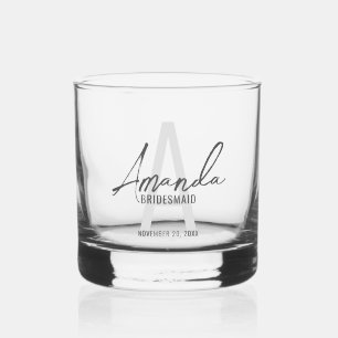 Moderne gepersonaliseerde bruidsmeisje monogram en whisky glas
