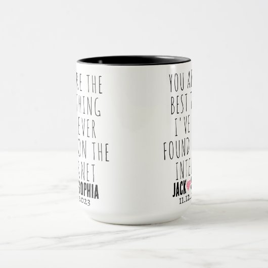 Moderne gepersonaliseerde bruiloft paar naam roze mok (Midden)